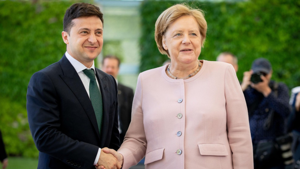 Защо Меркел се разтрепери на церемонията по посрещането на Зеленски? (видео)