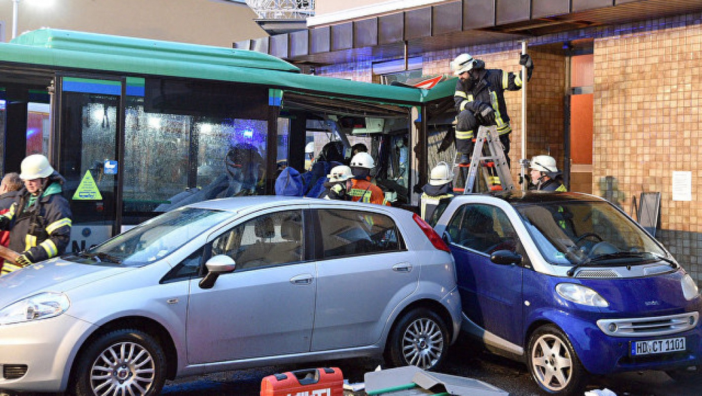 Близо 50 ранени при катастрофа с училищен автобус в Германия