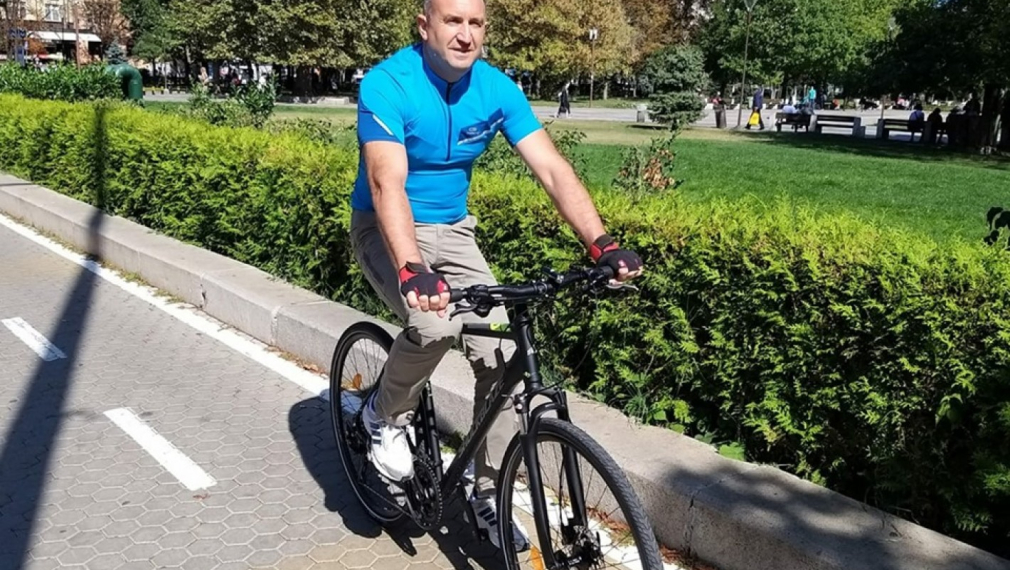 Румен Радев подкара велосипед из София 