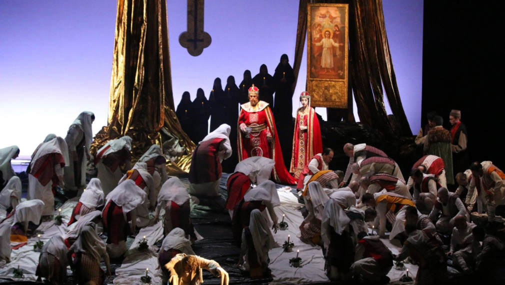 Руската критика за Софийска опера: Батут, демоде и несполучливо пеене