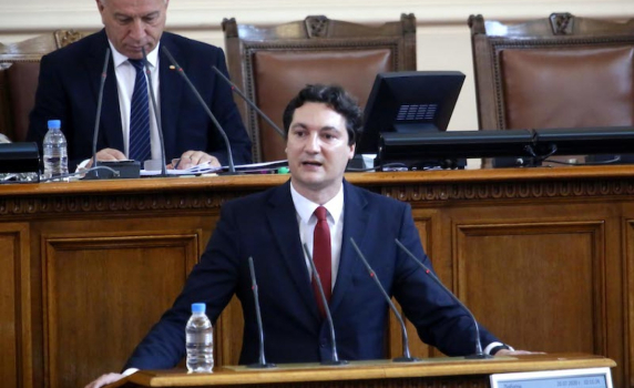 Крум Зарков към управляващите: Превърнахте държавата в царство на несправедливостта със знаме 500-еврова банкнота
