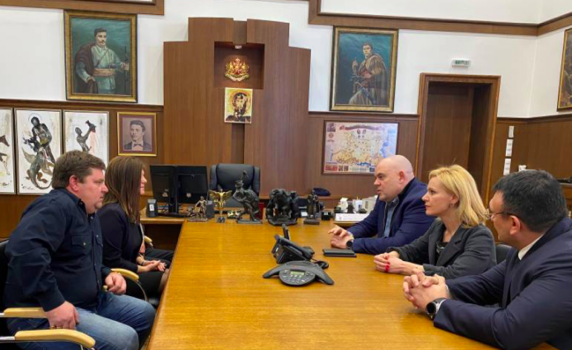 Гешев се срещна с родителите на момчето, нападнато в автобус в София