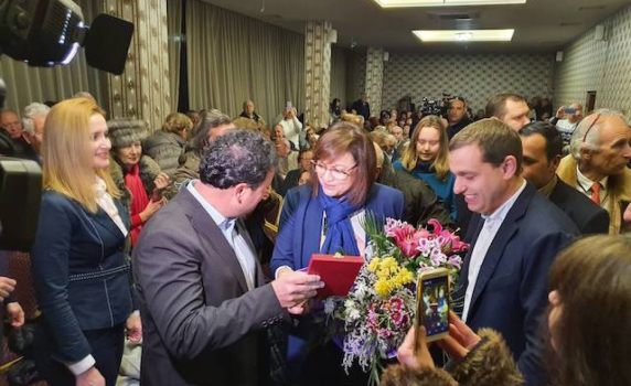 Посрещат Нинова в Пловдив с възгласи: Ние сме най-демократичната партия