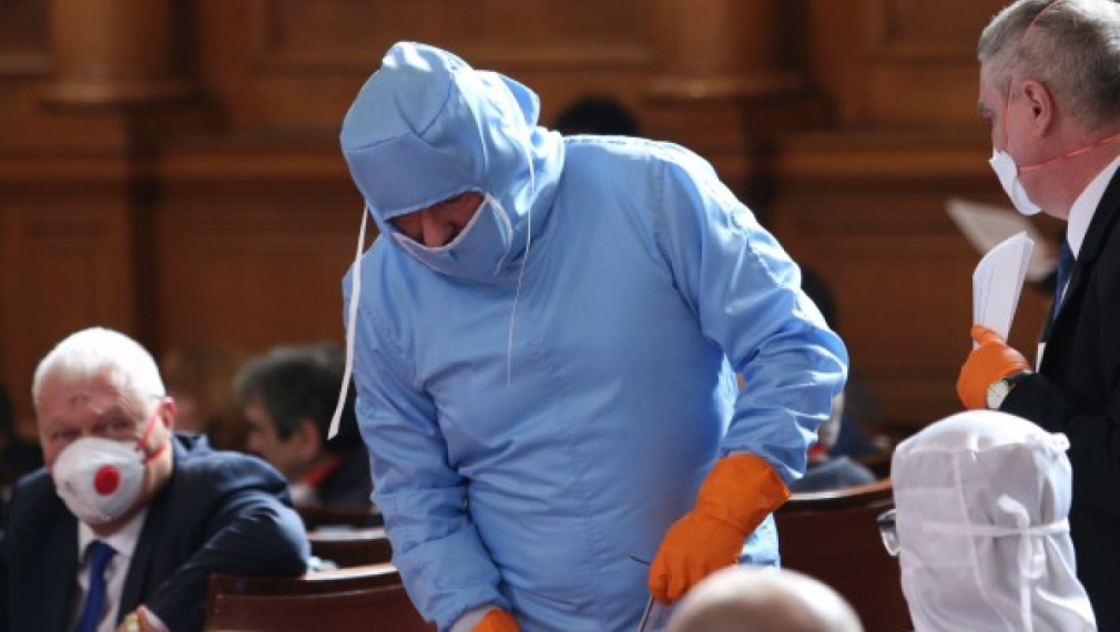 Марешки със защитно облекло в парламента