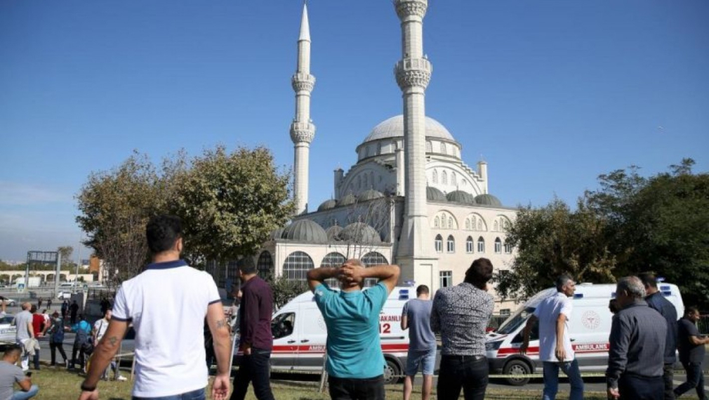 Двама починали и 43 ранени при земетресението в Истанбул