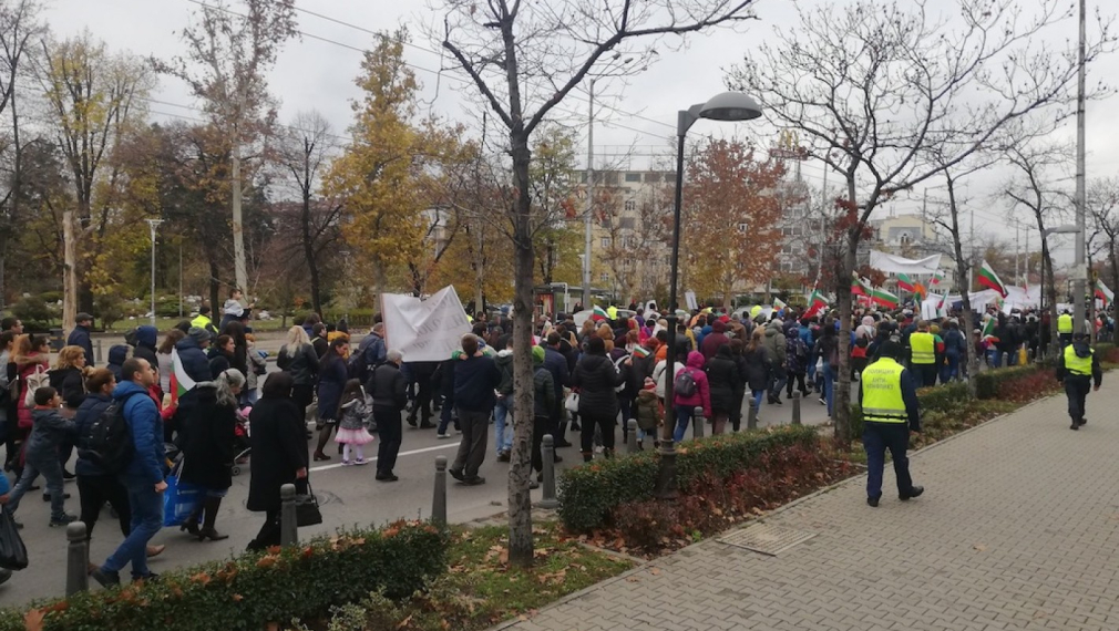 Многолюден протест за защита на децата и семейството се проведе в София
