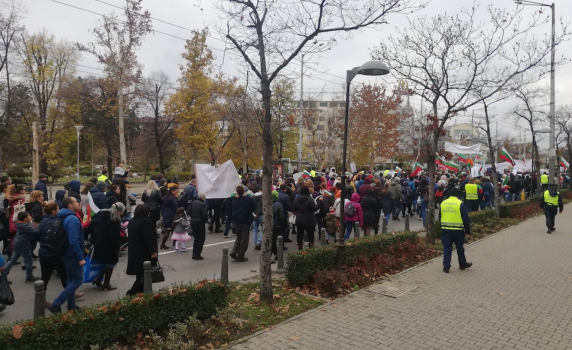 Многолюден протест за защита на децата и семейството се проведе в София