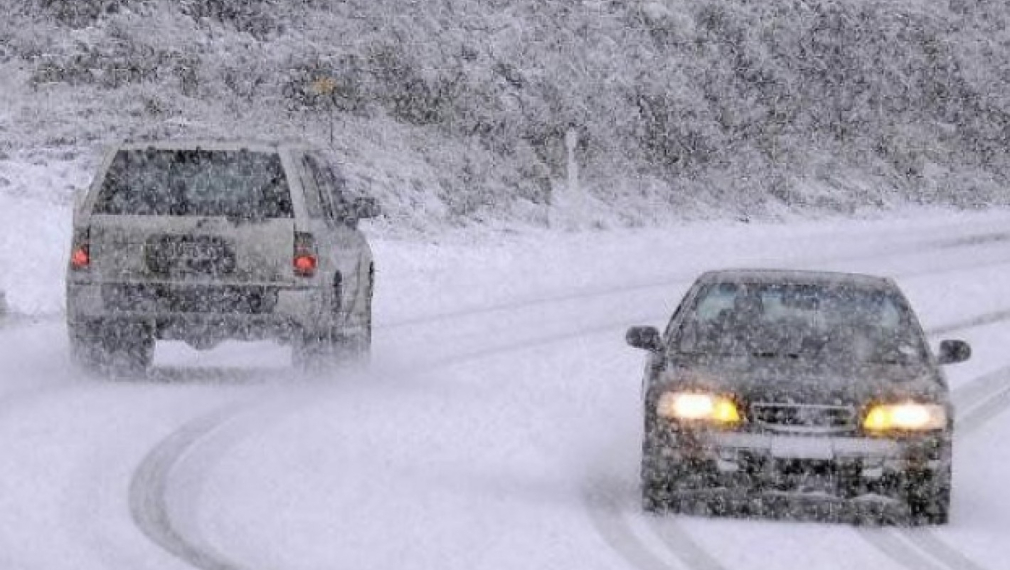 Сняг блокира основните пътища в страната