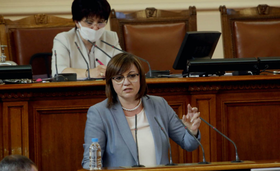 Нинова: Хартиената ви политика няма нищо общо с живия живот