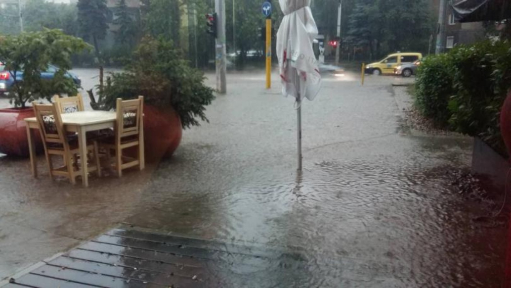 Страшен порой в София - наводнени молове, метростанции и подлези 