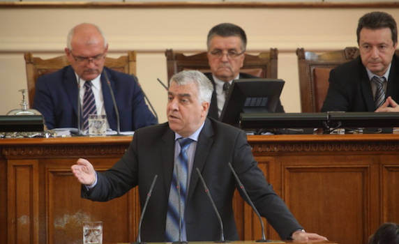  Гечев: Кабинетът иска НС да сложи печат на 2,4 млн. лв. без да знае за какво 
