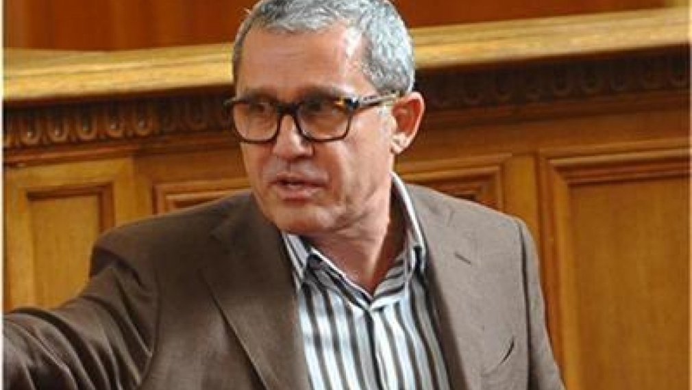 Йордан Цонев: ГЕРБ са довели футболни агитки пред парламента