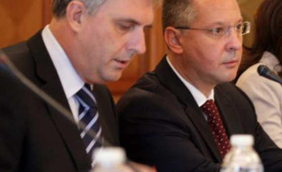 Станишев: Който ще работи за Калфин, е в тежко партийно нарушение. Станишев е свръхвъзбуден, казва Калфин