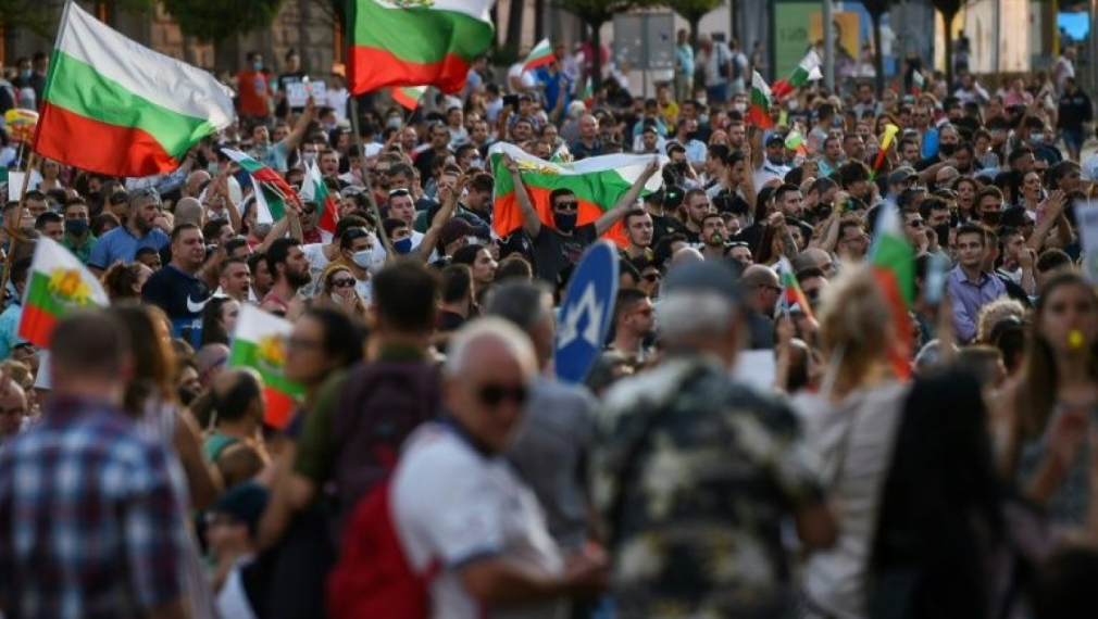 АФП: Хиляди българи отново са на улицата срещу правителството 