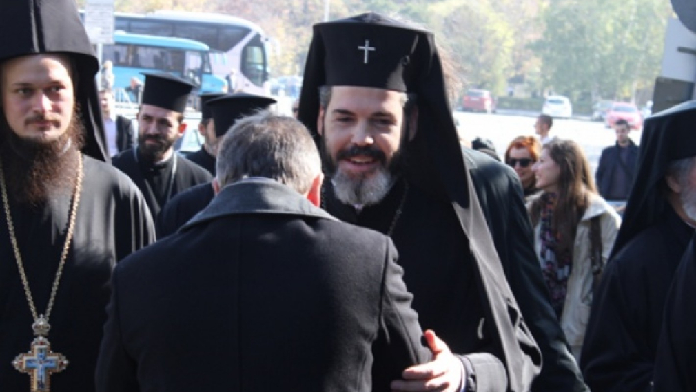 Митрополитите Антоний и Николай стоят зад Дионисий