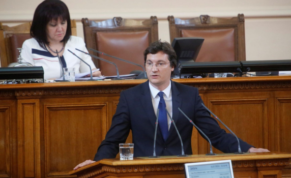 Крум Зарков към управляващите: При проблеми с електронната винетка я подобрявате, а машинното гласуване го отменяте