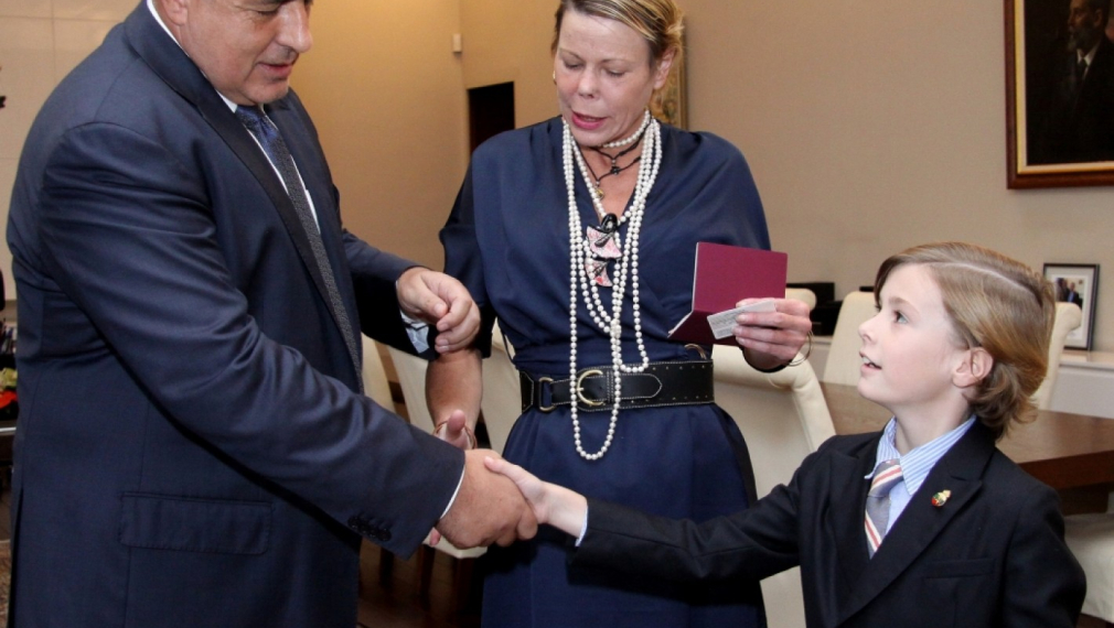 Княгиня Калина и синът й Симеон-Хасан получиха първите си български паспорти