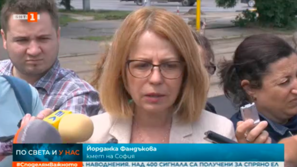 Фандъкова: Силна буря се очаква следобед в София, обезопасете строителни обекти и тераси