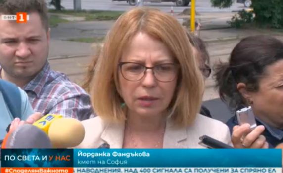 Фандъкова: Силна буря се очаква следобед в София, обезопасете строителни обекти и тераси