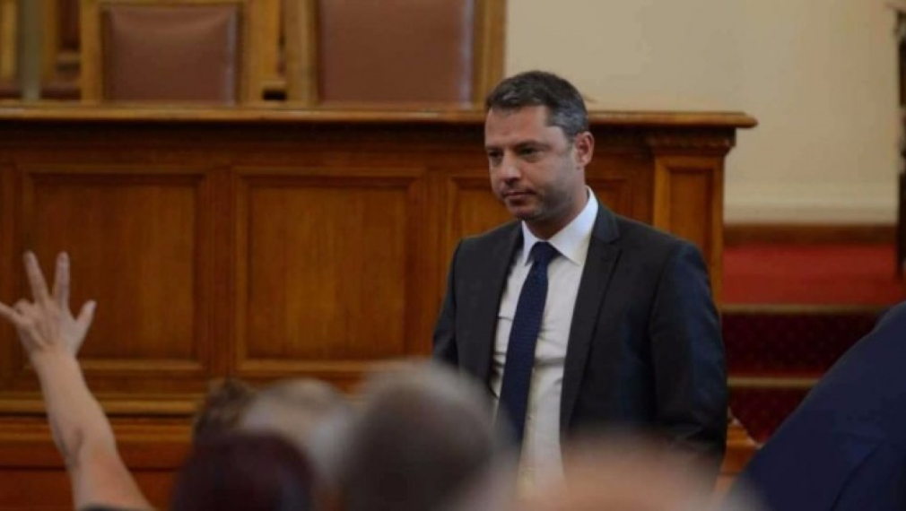 Делян Добрев отказва да се съобрази с Конституционния съд