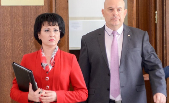 Прокуратурата плагиатства от Уикипедия и сайт за студенти, за да "обясни" КТБ
