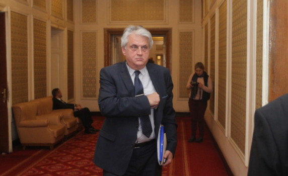 Дългите безполезни уши на властта