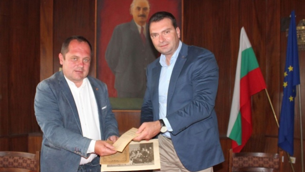 Калоян Паргов дари документи и лични вещи на Георги Димитров на музея в Ковачевци