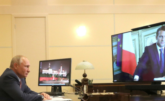 Макрон пред Путин: Франция почита жертвите, които даде Съветският съюз във ВСВ