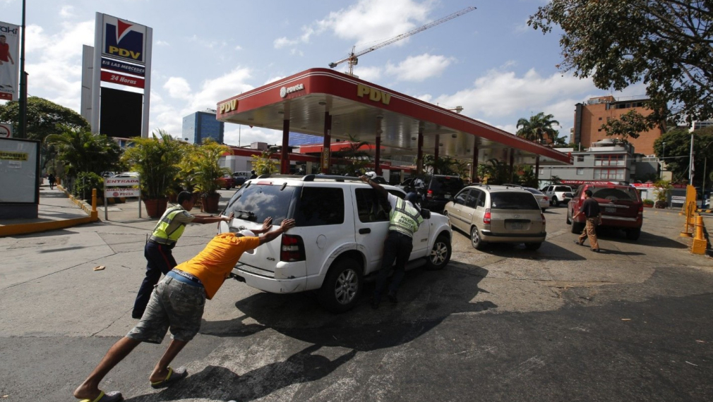  Венецуела, най-богатата страна на петрол, получава бензин от Иран
