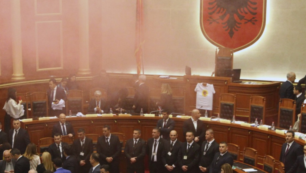 Сблъсъци и димки в албанския парламент