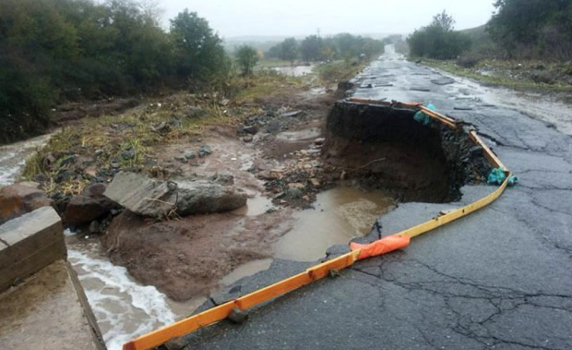 Уникални кадри от дрон показват, че скъсана защитна дига е наводнила село Черни връх 