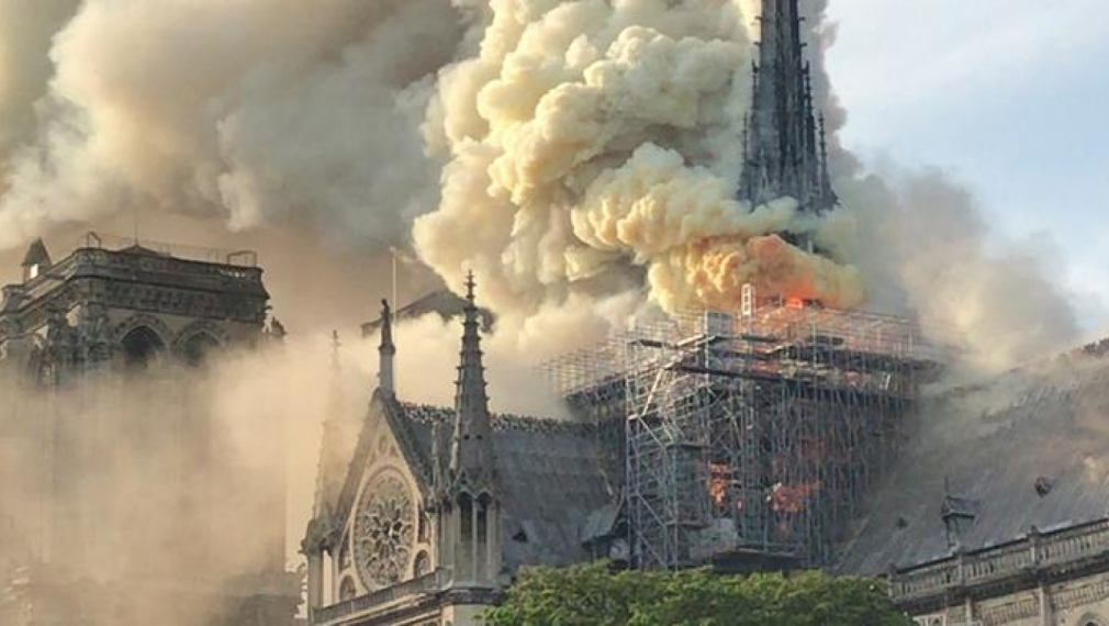 Голям пожар избухна в парижката катедрала "Нотр Дам" 