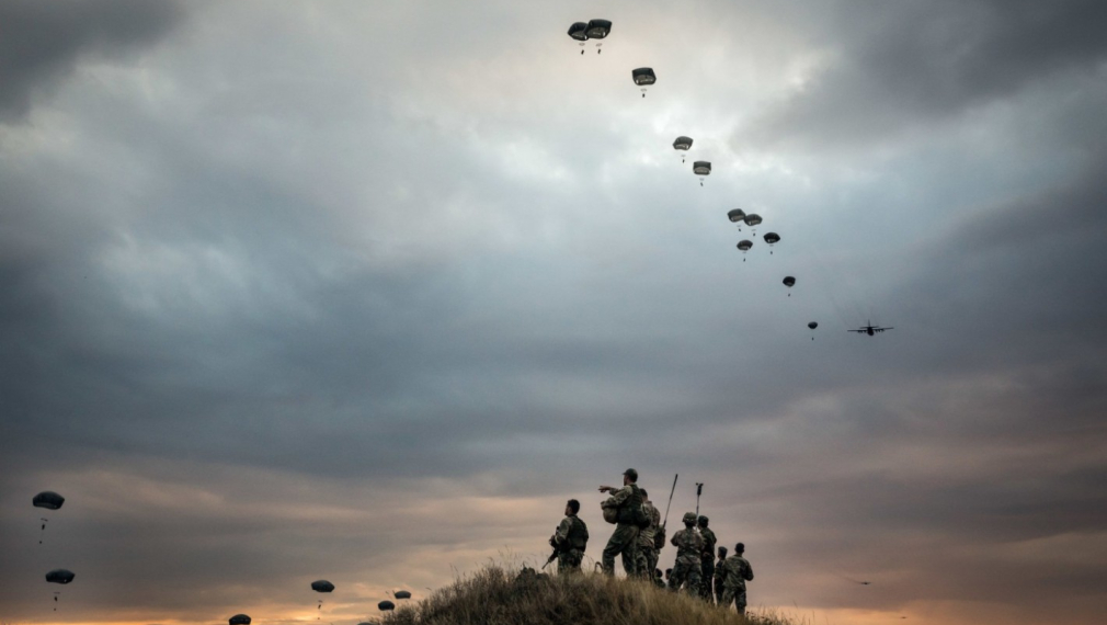 "Ню Йорк Таймс": Американски войници връщат спомена за Студената война в България