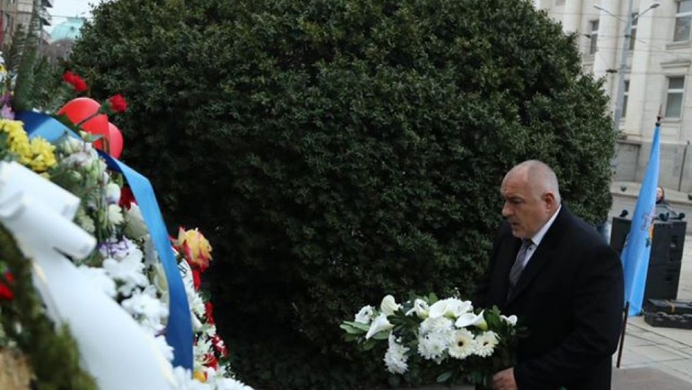 Премиерът поднесе цветя на паметника на Апостола