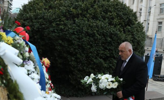 Премиерът поднесе цветя на паметника на Апостола