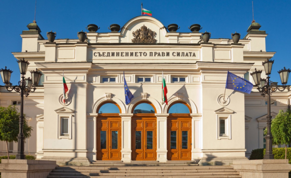 Депутатите ще гласуват оставките на тримата министри 