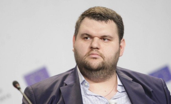 Кой ще връща дълговете на Пеевски?