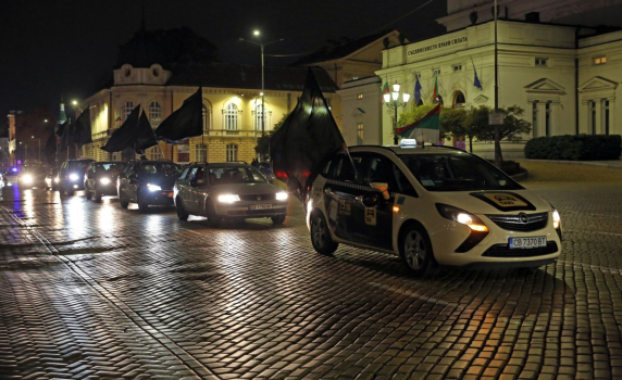 Автошествие с черни знамена срещу Валери Симеонов блокира Орлов мост