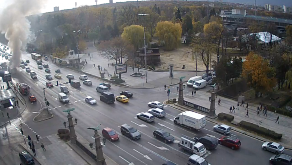 Автобус се запали до Орлов мост