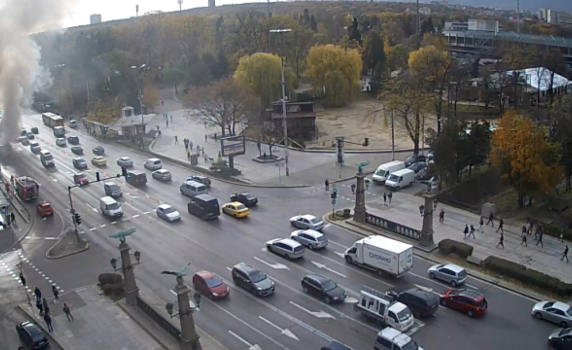 Автобус се запали до Орлов мост