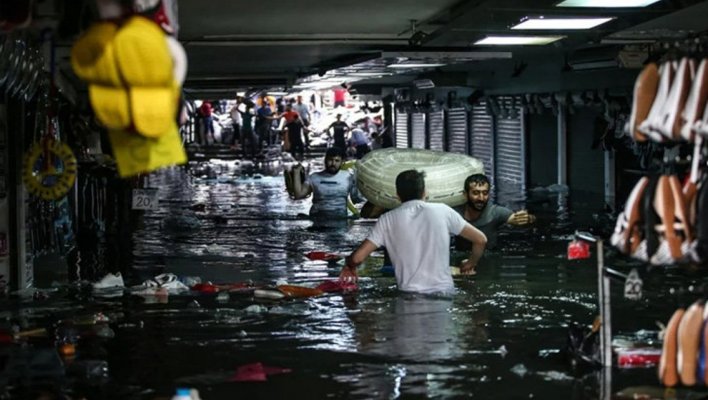 Силна буря удари Истанбул, "Капалъ чарши" е под вода