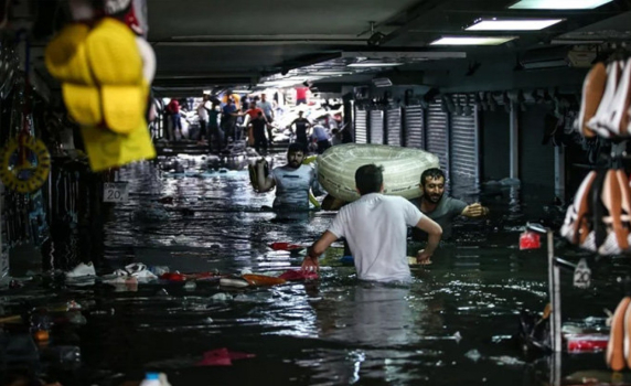 Силна буря удари Истанбул, "Капалъ чарши" е под вода