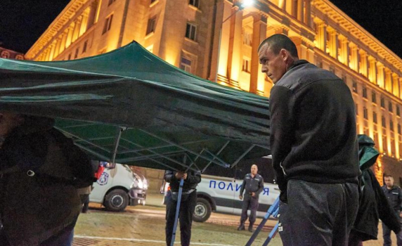 През нощта полицията изгони протестиращите от пл. "Независимост"