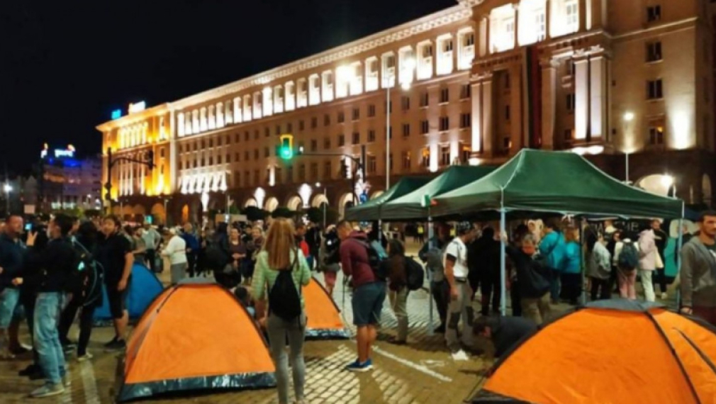 Протестиращите издигнаха палатков лагер край парламента