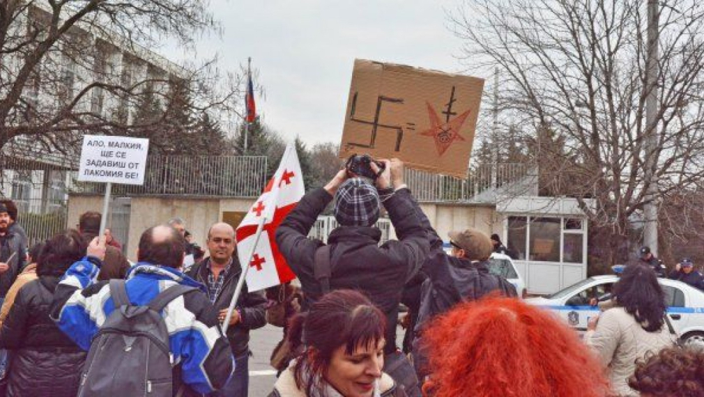 Арест и сблъсъци на протеста пред руското посолство в София Арест и сблъсъци на протеста пред руското посолство в София