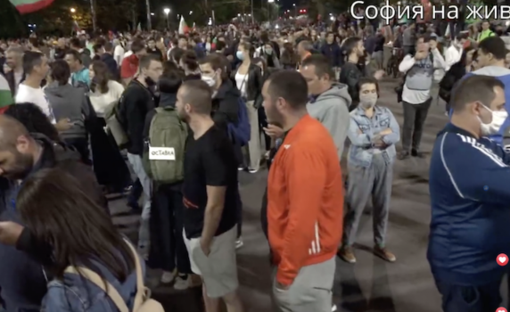 Протестиращите се отправиха на шествие към Орлов мост