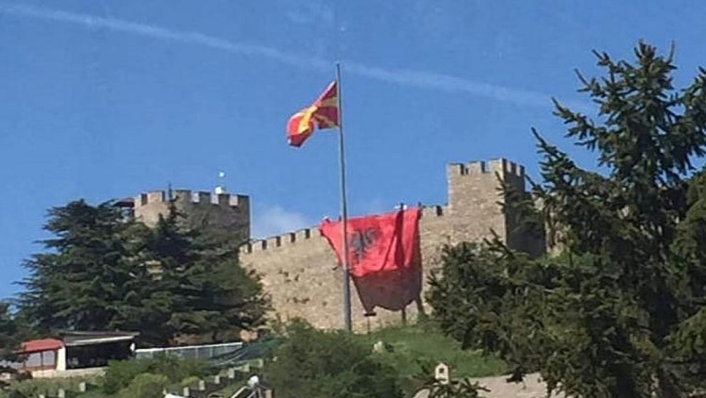 Албанско знаме над Самуиловата крепост скандализира Охрид