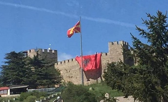 Албанско знаме над Самуиловата крепост скандализира Охрид