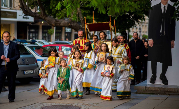 И светлината в мрака свети