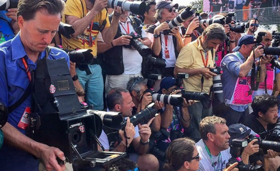 Фотограф засне Формула 1 със 104-годишна фотокамера. Ето резултата!